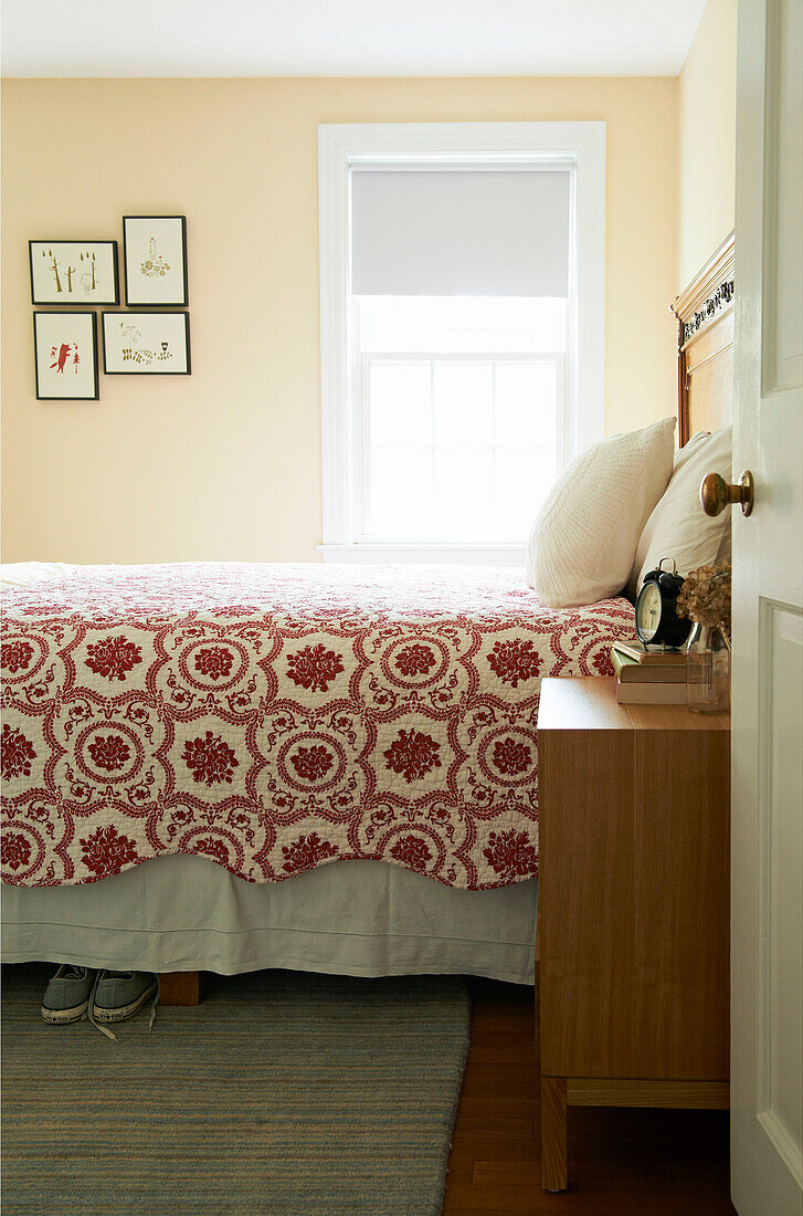 Rot bestickte Tagesdecke auf einem Doppelbett in einem Haus in den Berkshires, Massachusetts, Connecticut, USA