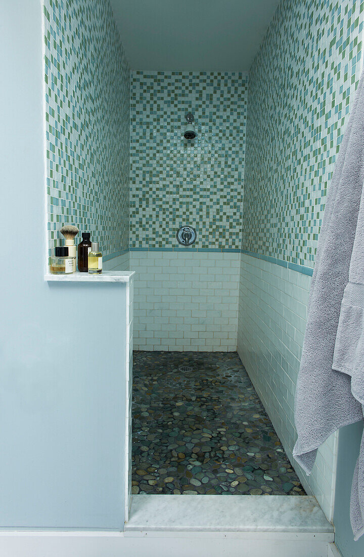 Gefliester Duschraum mit Kieselsteinboden in einem Haus in den Berkshires, Massachusetts, Connecticut, USA