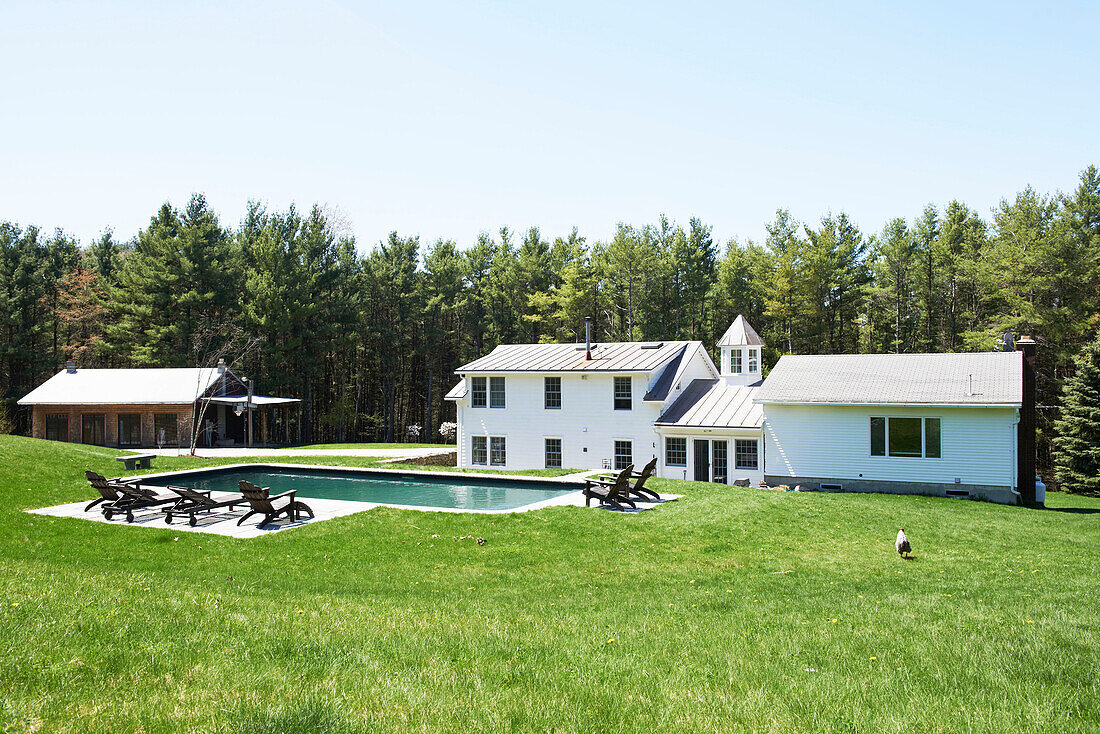 Weißes Einfamilienhaus mit Schwimmbad in Austerlitz, Columbia County, New York, Vereinigte Staaten