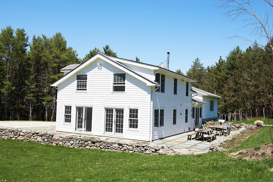 Weißes Einfamilienhaus in Austerlitz mit Terrasse in Columbia County, New York, Vereinigte Staaten