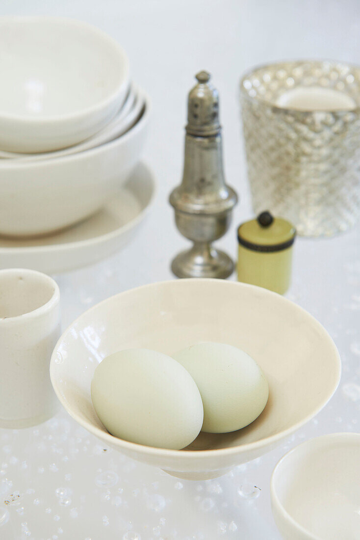Zwei Eier auf dem Tisch in einem Haus in Austerlitz, Columbia County, New York, Vereinigte Staaten