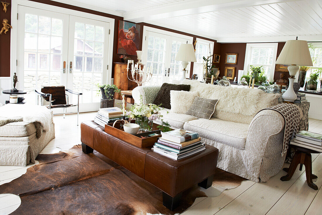 Fußbank aus braunem Leder im Wohnzimmer eines Hauses in Austerlitz, Columbia County, New York, Vereinigte Staaten