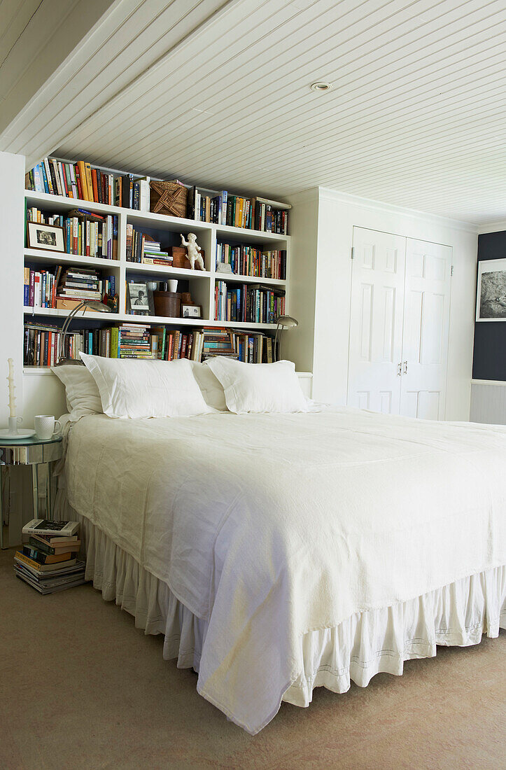 Bücherregal über einem Doppelbett in Austerlitz, Columbia County, New York, Vereinigte Staaten