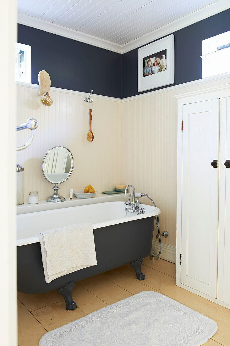 Dunkelgraues und cremefarbenes Badezimmer mit freistehender Badewanne, Austerlitz, Columbia County, New York, Vereinigte Staaten