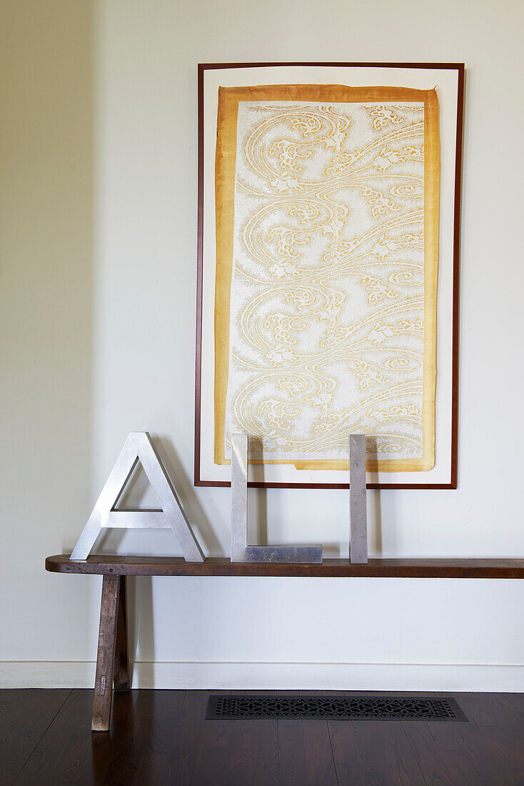 Metallische Buchstaben buchstabieren 'ALI' mit gemustertem Kunstwerk und Bank in einem Haus in Sheffield, Berkshire County, Massachusetts, Vereinigte Staaten