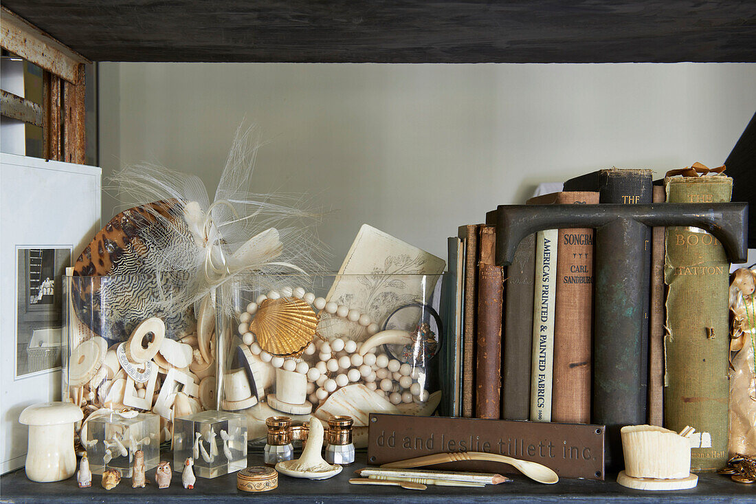 Feste Einbände und Ornamente auf einem Regal in einem Haus in Sheffield, Berkshire County, Massachusetts, Vereinigte Staaten