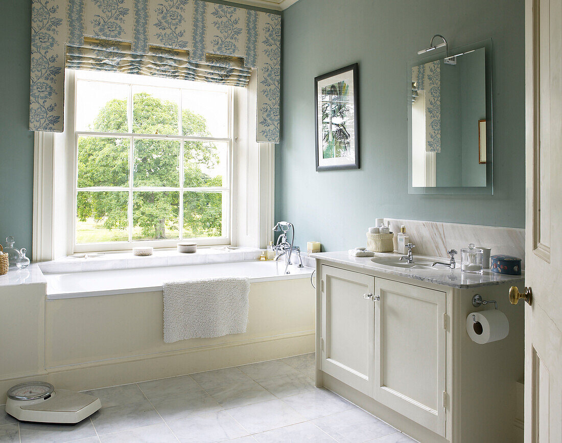 Pastellblaues Badezimmer in einem Landhaus in Lincolnshire, England, UK