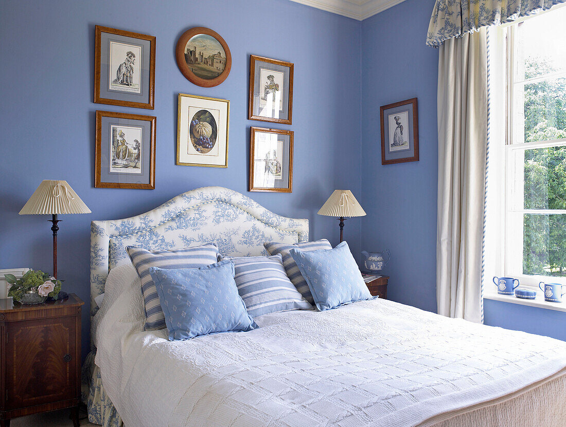 Pastellblaues Schlafzimmer in einem Landhaus in Lincolnshire, England, UK