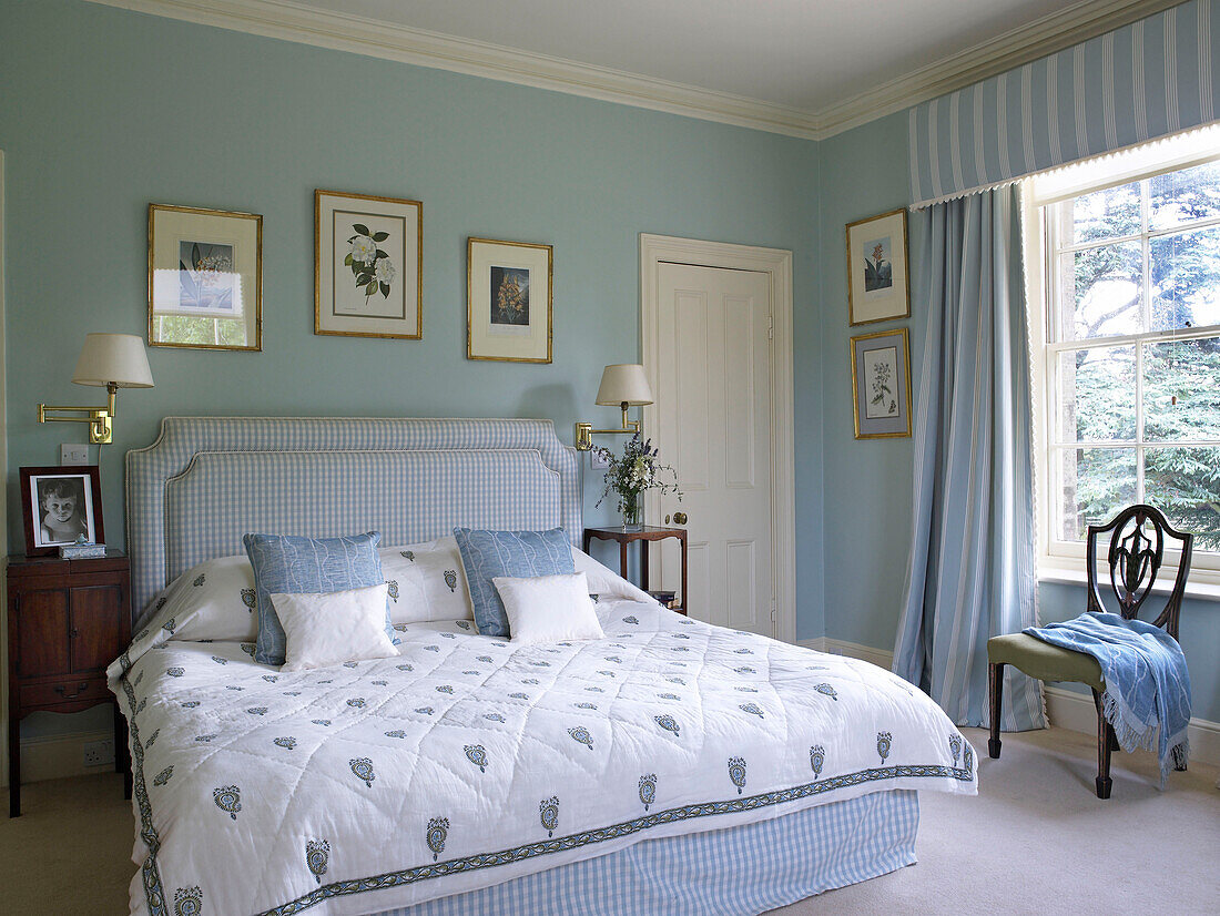 Pastellblaues Schlafzimmer in einem Landhaus in Lincolnshire, England, UK