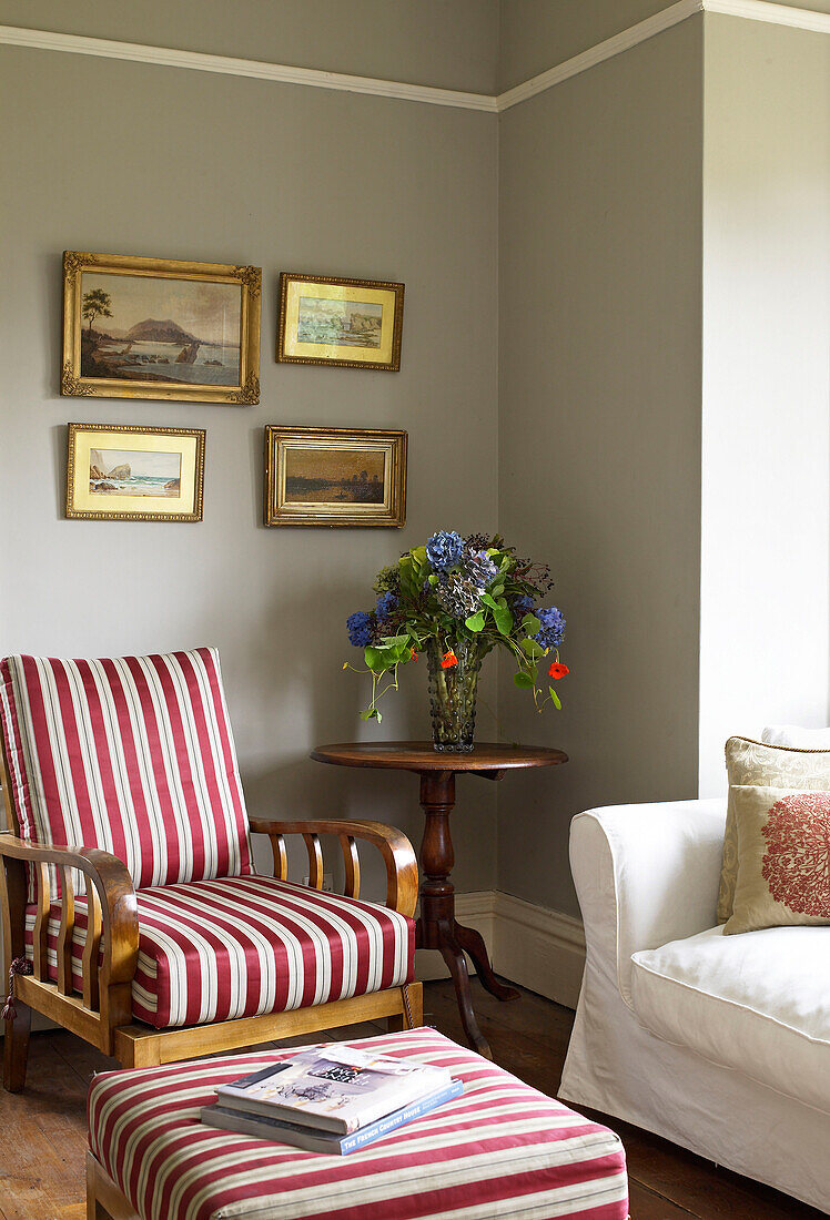 Stuhl und Hocker mit Streifenmuster im Wohnzimmer eines Hauses in Hereford, England, UK