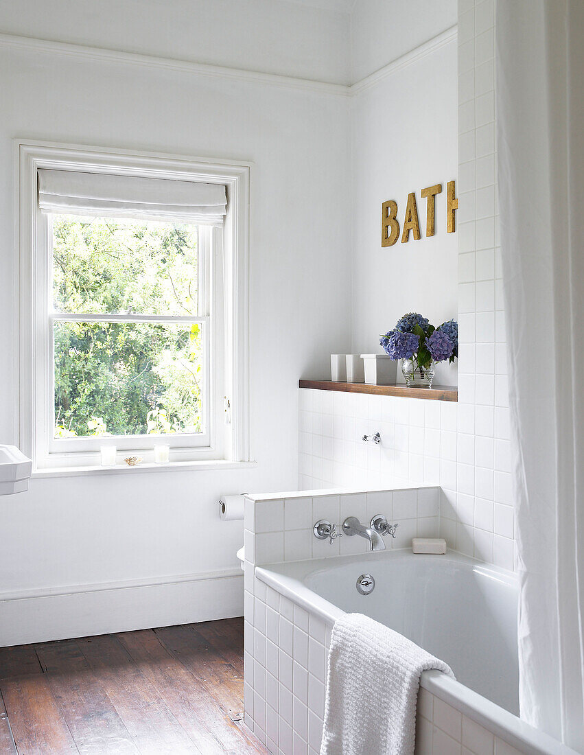 Weißes Badezimmer mit Holzboden in einem Haus in Hereford, England, UK