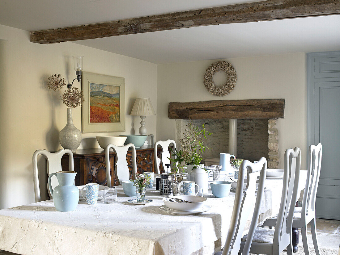 Geschirr und Porzellan auf einem Esstisch in einem Bauernhaus in Gloucestershire, England, UK
