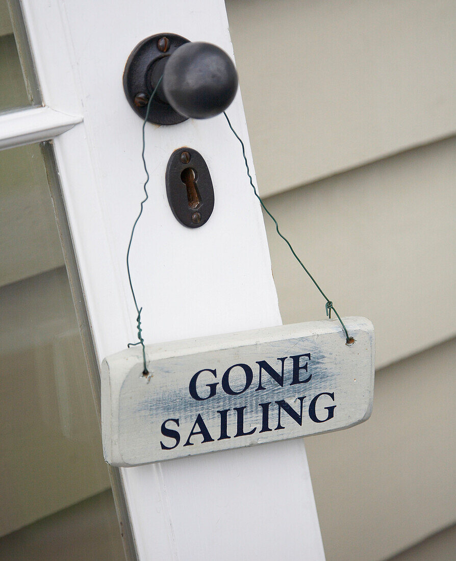 Gone Sailing'-Schild hängt an der Außenseite eines Bauernhauses in Hampshire, England, UK