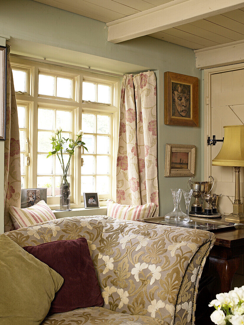 Sofas und Fensterdetails im Wohnzimmer eines walisischen Cottages, UK
