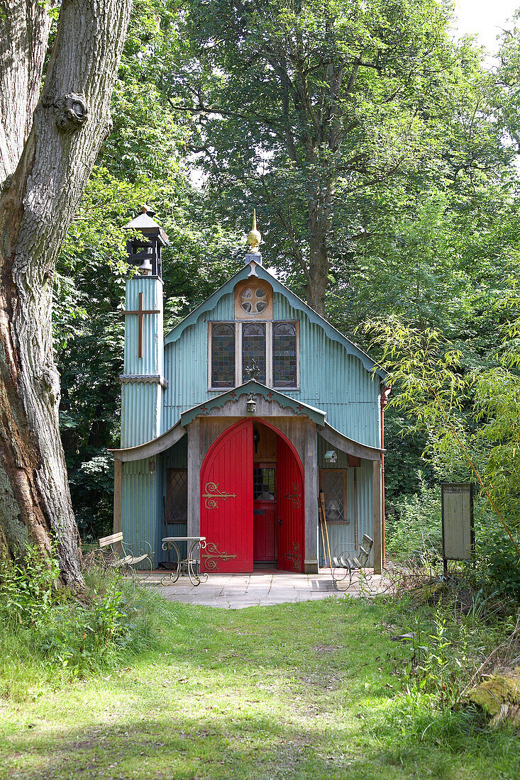 Terrasse einer bemalten Kapelle in einem abgelegenen Waldgebiet in Shropshire, England, UK