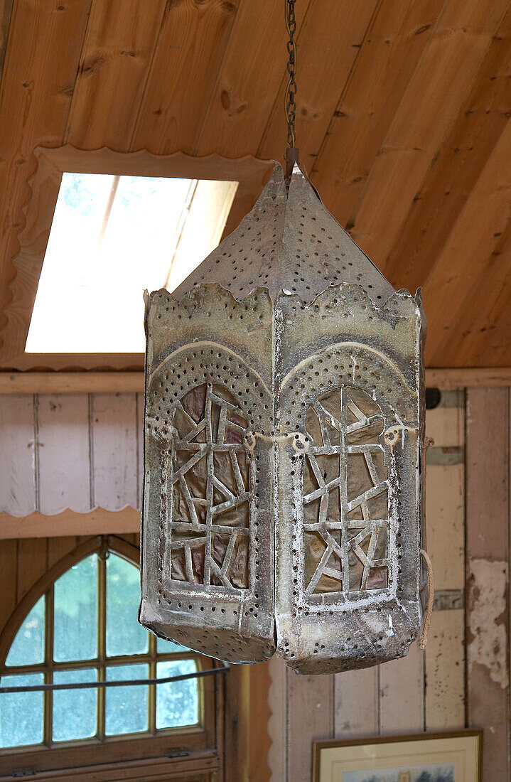 Metalllaterne hängt von der Holzdecke in einer umgebauten Kapelle in Shropshire, England, UK