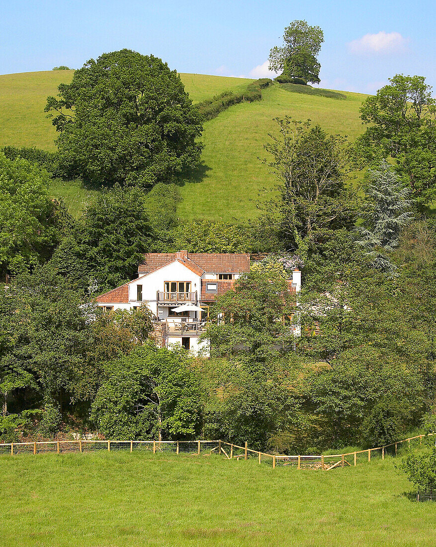 Erhöhte Ansicht eines Hauses in Somerset auf einem Grundstück, ländliches England, UK