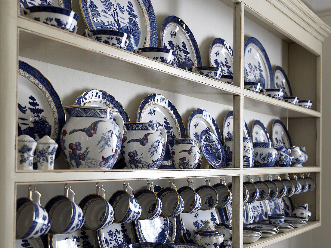Komplettes blau-weißes, handbemaltes Porzellan in einem Wandschrank in einem Haus in Bath, Somerset, Großbritannien