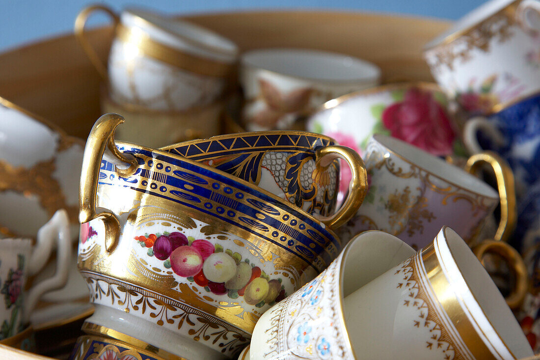 Handbemalte Teetassen in der Stadt Bath in Somerset, UK