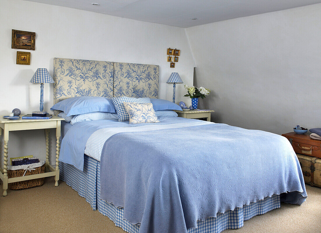 Hellblaue Bettbezüge mit koordinierten Gingham-Karos im Schlafzimmer in der Stadt Bath in Somerset, Großbritannien