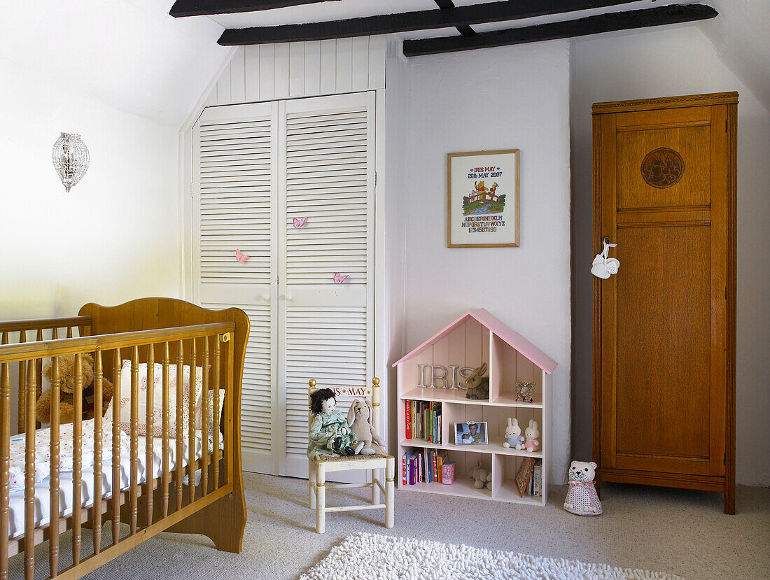 Puppenhausregal mit Kleiderschrank und Kinderbett im Kinderzimmer eines Landhauses in Buckinghamshire England UK