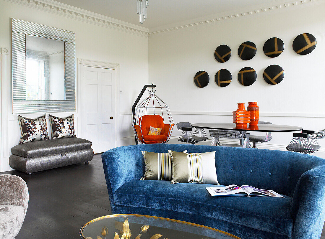 Moderne Kunstinstallation und blaues Sofa im Wohnzimmer eines zeitgenössischen Hauses in Bath, Somerset England, UK