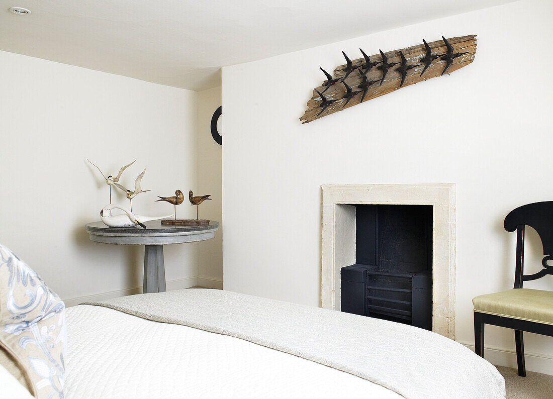 Vogelskulpturen und Kunstinstallation im Schlafzimmer eines modernen Hauses in Bath, Somerset, England, Vereinigtes Königreich