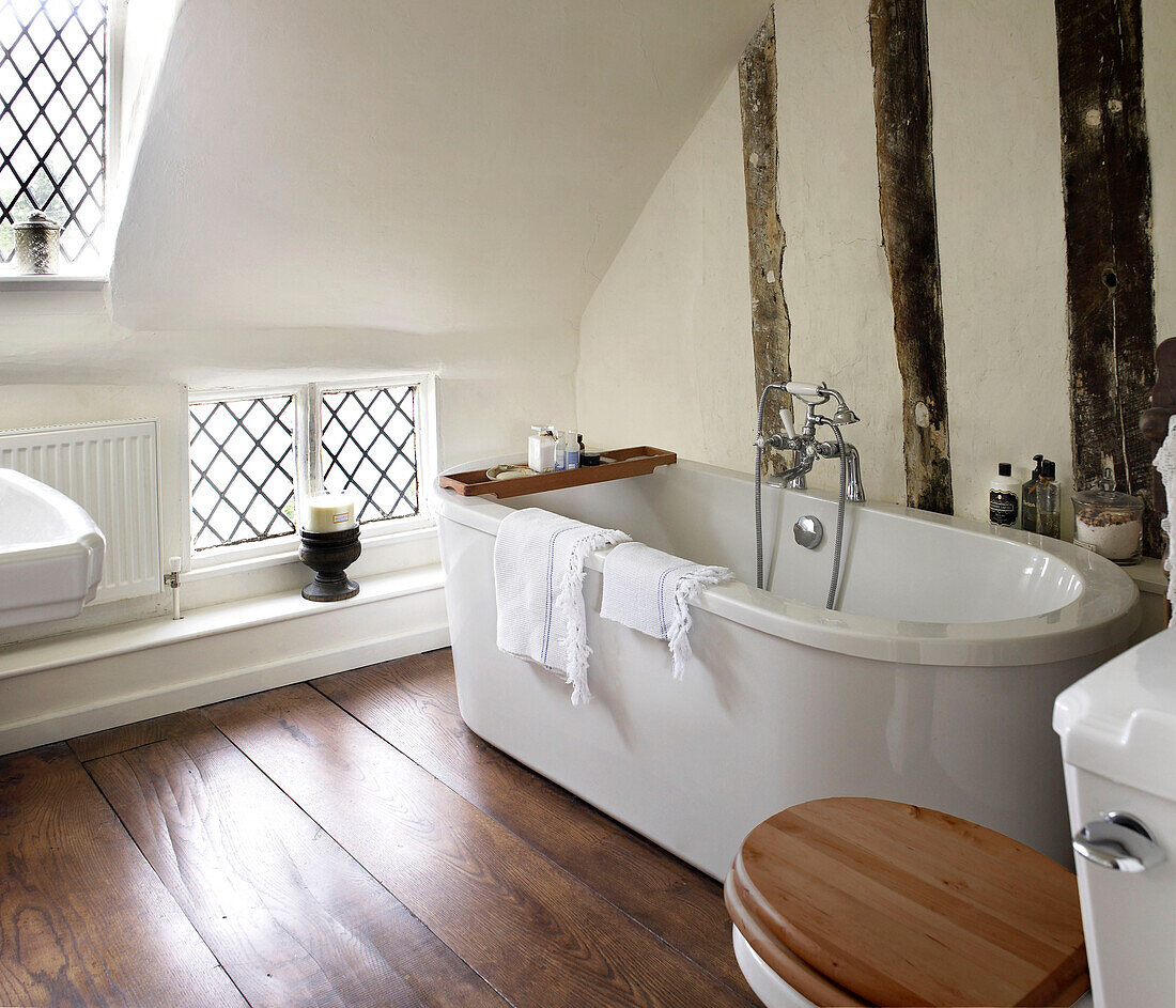 Freistehende Badewanne in einem Fachwerkhaus in Suffolk, England, UK
