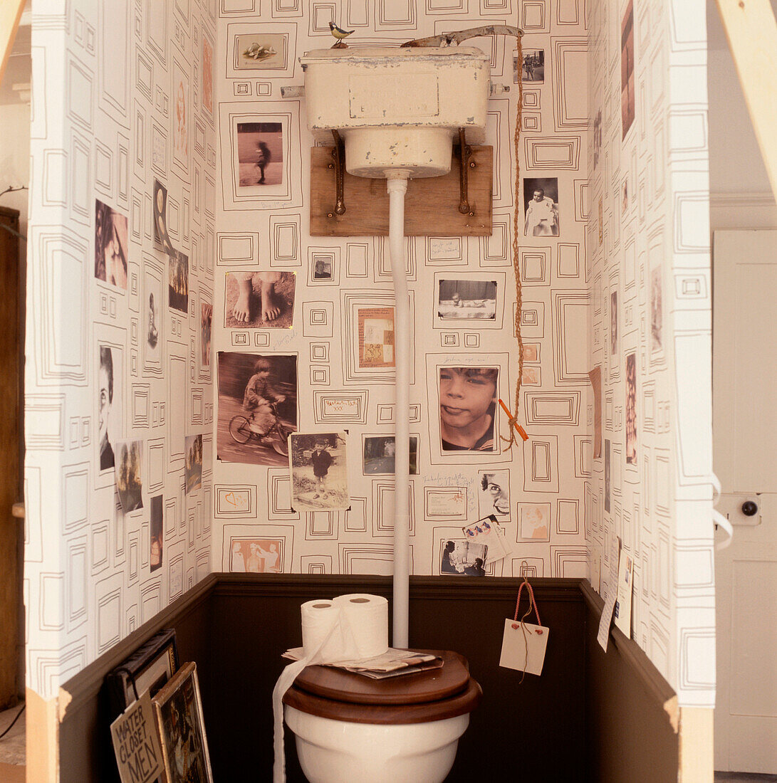 Lustige Tapete und Bilder in einer alten Toilette im Erdgeschoss