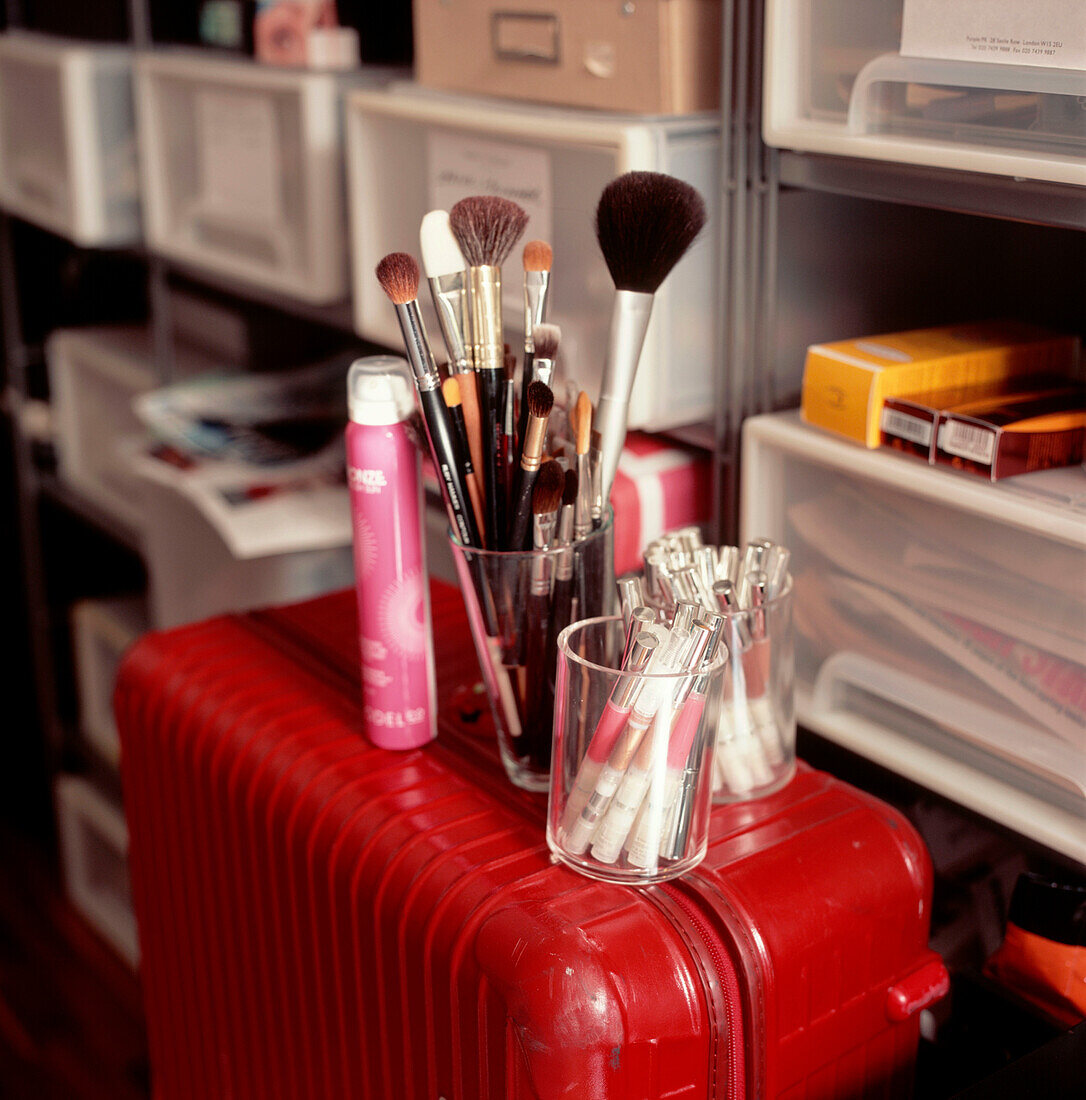 Home-Office mit Stauraum und Boxen Koffer und Make-up