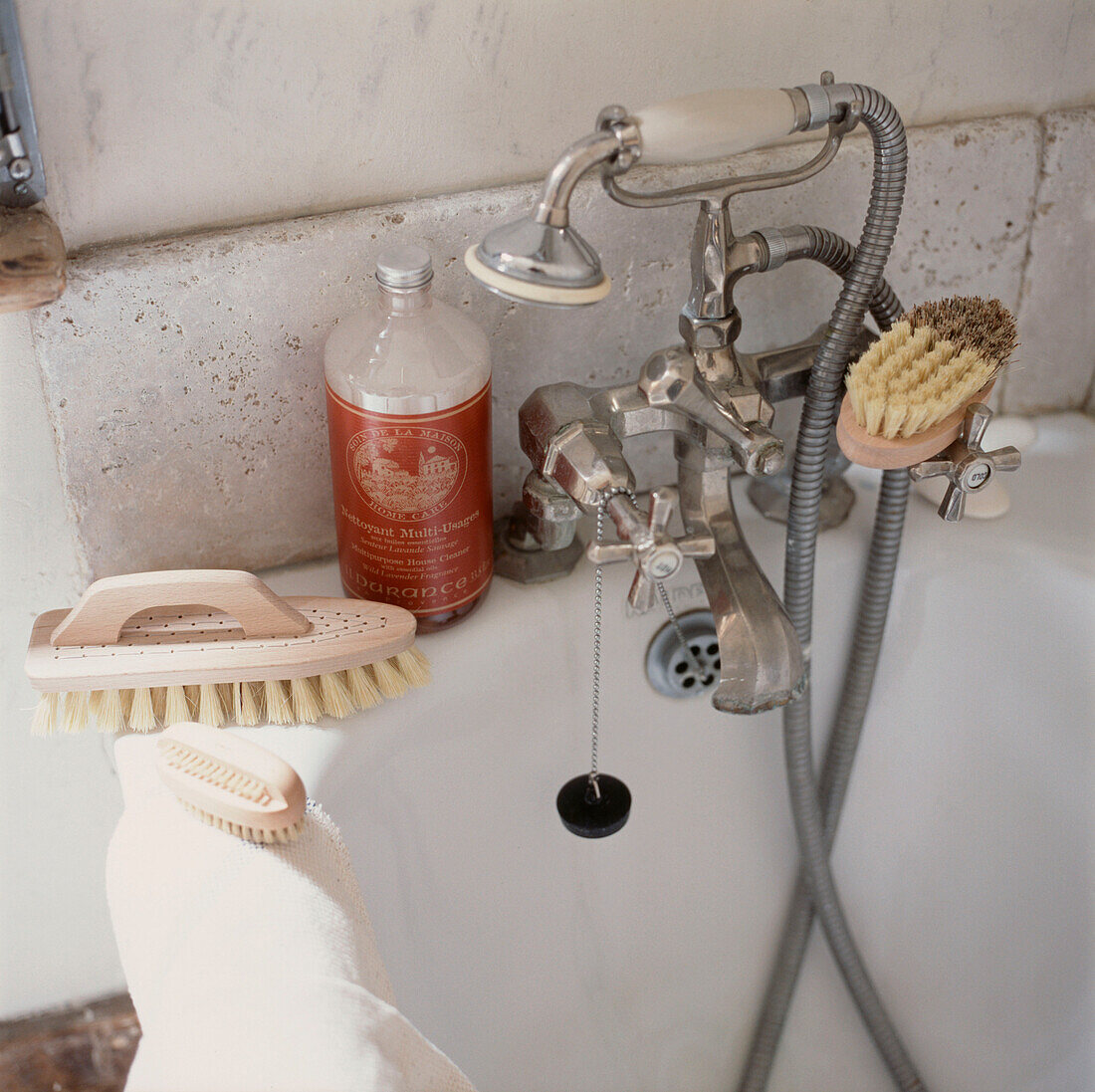 Vintage-Badewanne mit Mischbatterien, Duschvorrichtung und Reinigungsmitteln