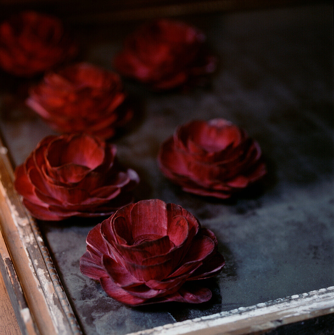 Detail von handgefertigten roten Blumen