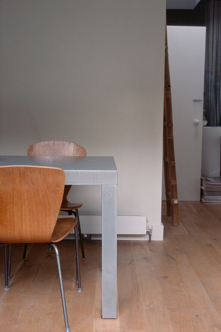 Zeitgenössisches minimalistisches Esszimmer mit Holzfußboden