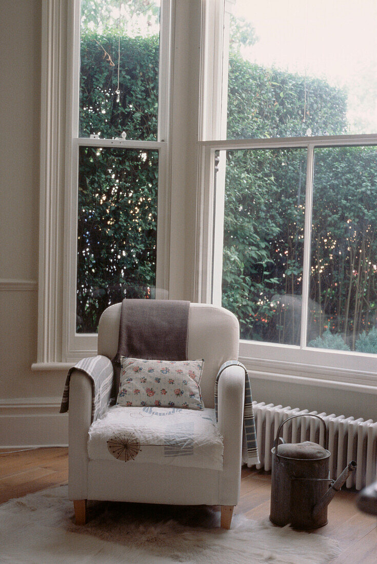 Großer Erker mit Sessel in einem zeitgenössischen viktorianischen umgebauten Wohnzimmer mit neutralem Dekor