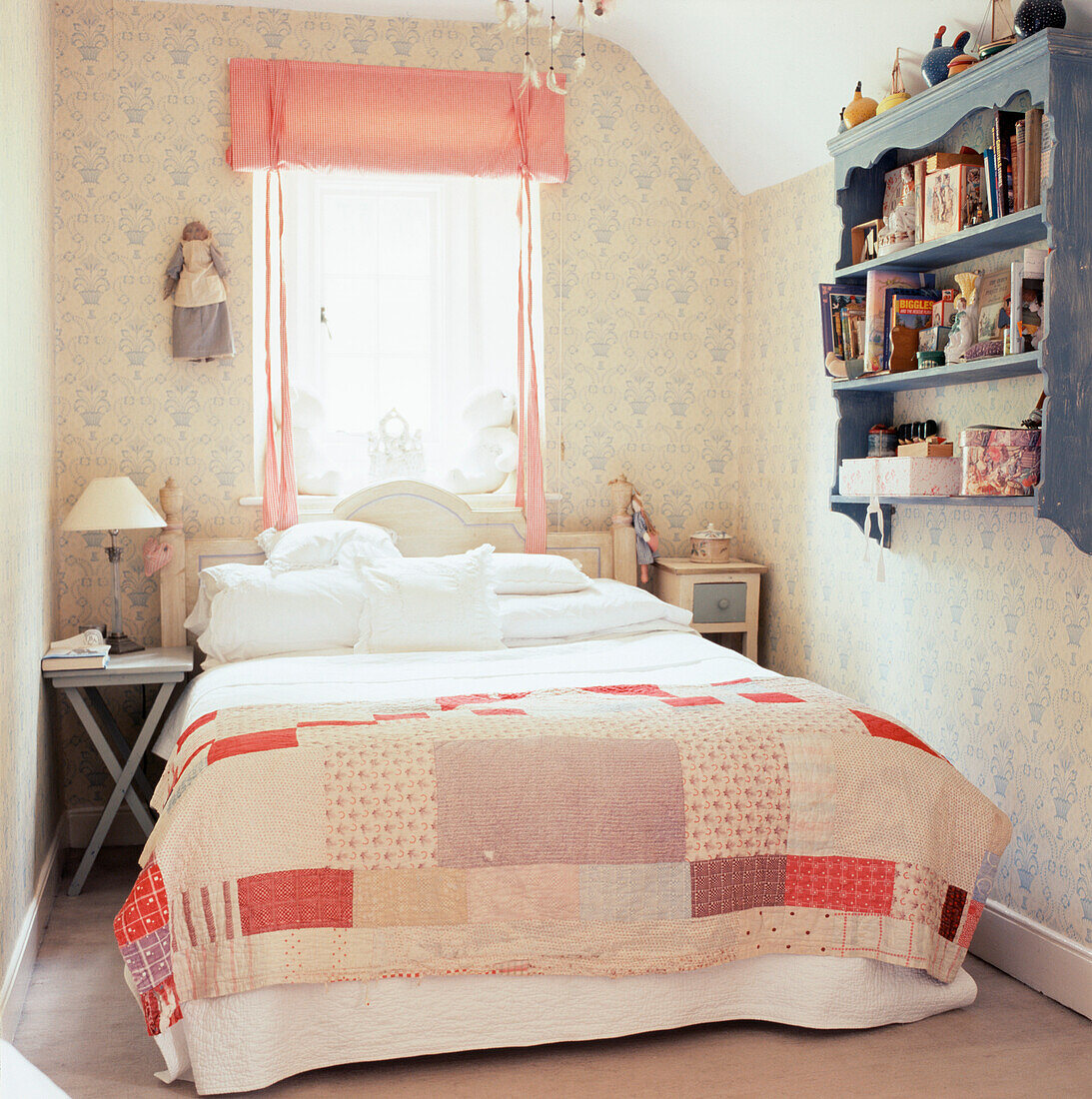 Feminines Doppelschlafzimmer mit Blumentapete und Bett mit Bettwäsche
