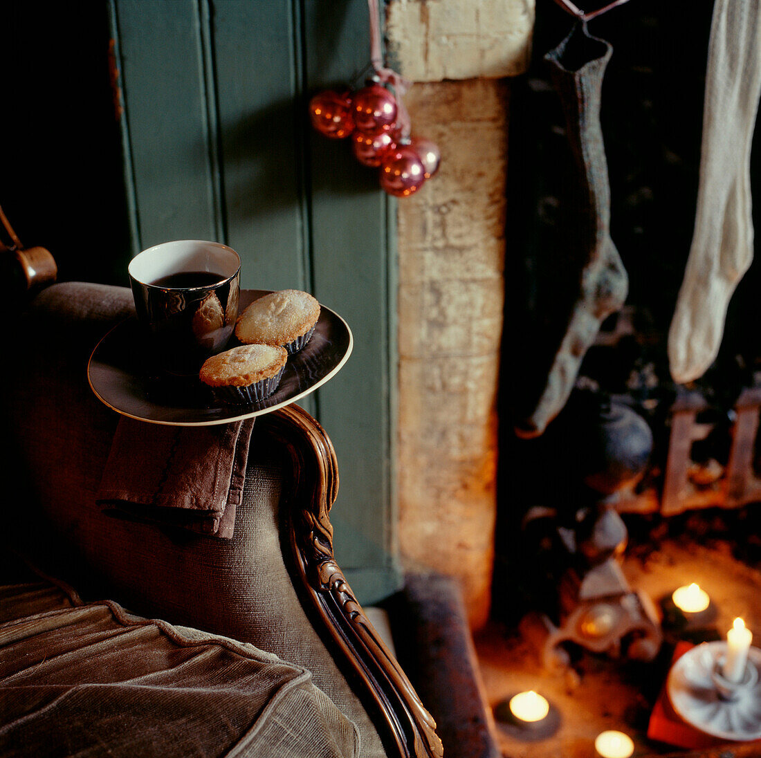 Gemütliches Vintage-Wohnzimmer mit Kamin, Kerzen, Mince Pies und Strümpfen, die am Weihnachtsabend aufgehängt werden