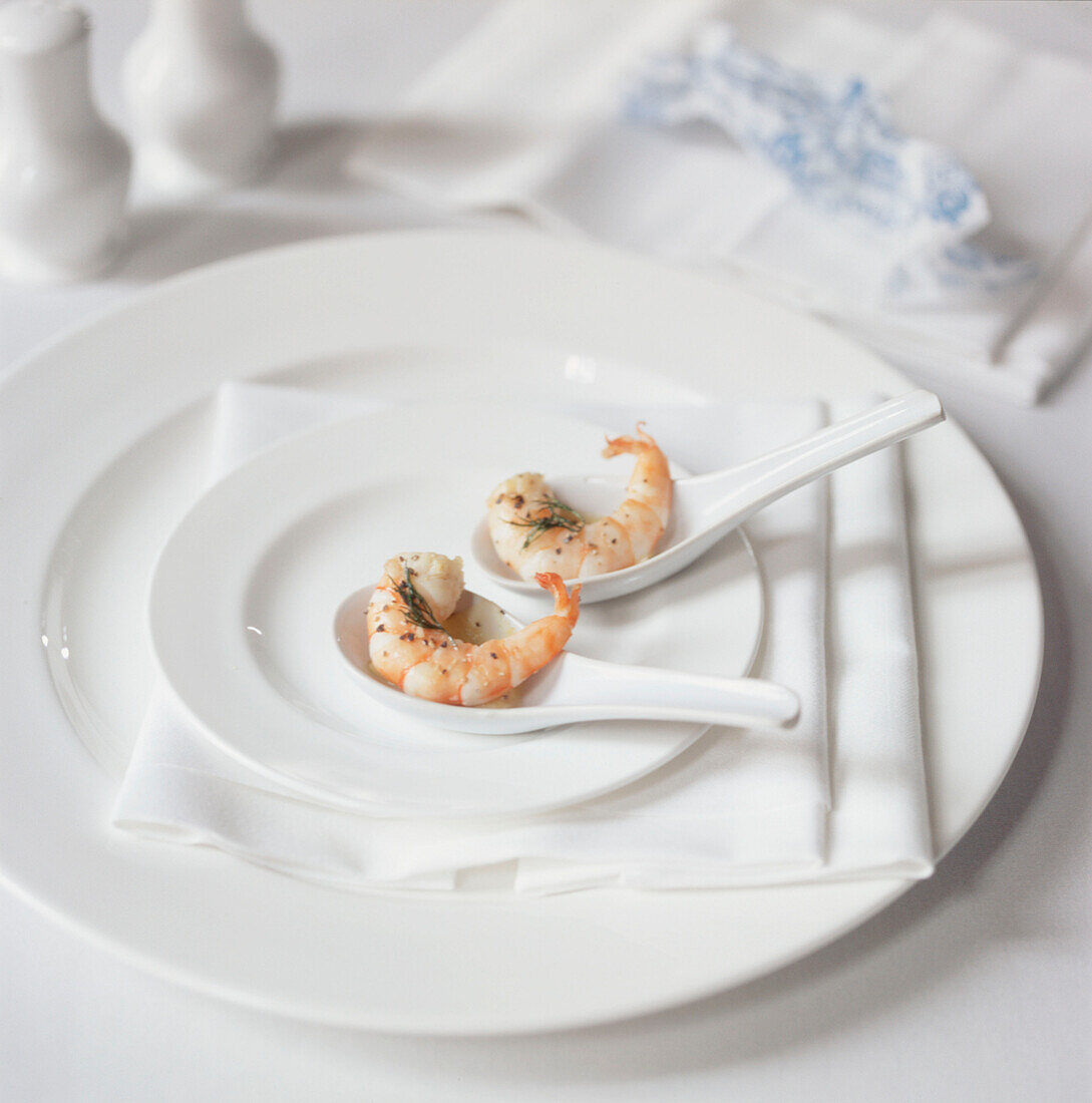 Garnelen-Vorspeise auf einem weißen Tisch
