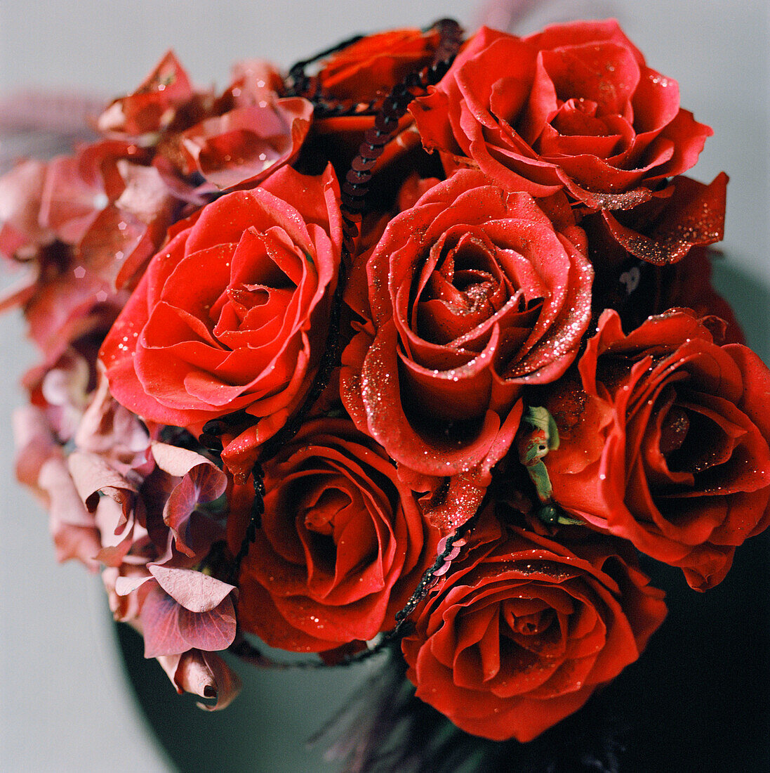 Vase mit frischen roten Rosen