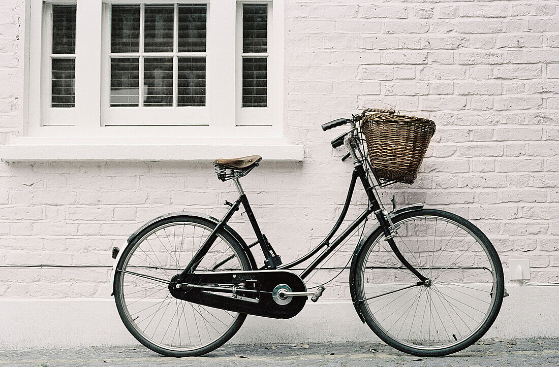 Vor einem Haus abgestelltes Fahrrad