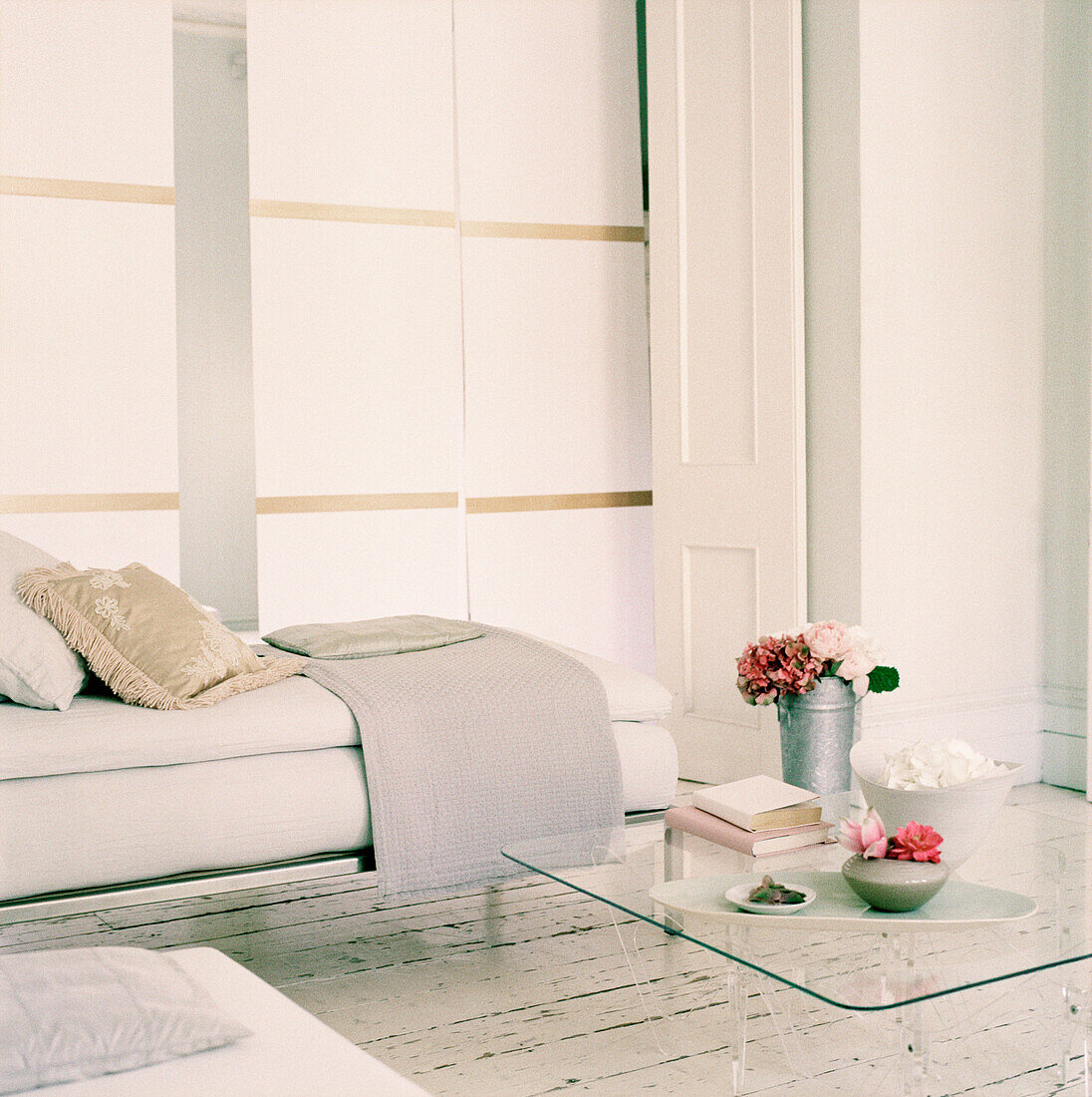 Modernes Wohnzimmer mit Sofa und Couchtisch aus Glas