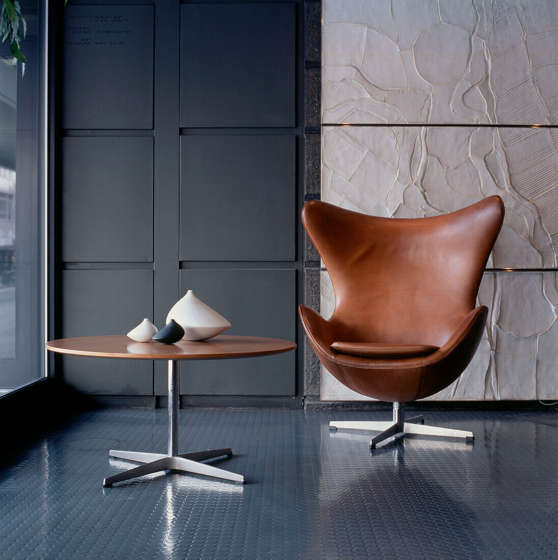 Designerstuhl und -tisch in einem modernen, minimalistischen Wohnzimmer