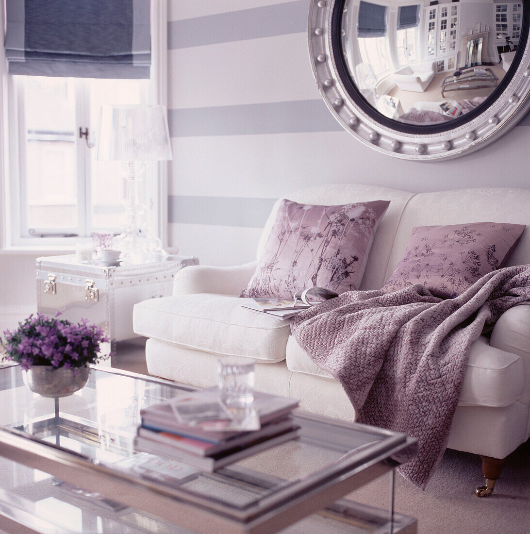 Modernes Wohnzimmer mit lilafarbenem und neutralem Dekor
