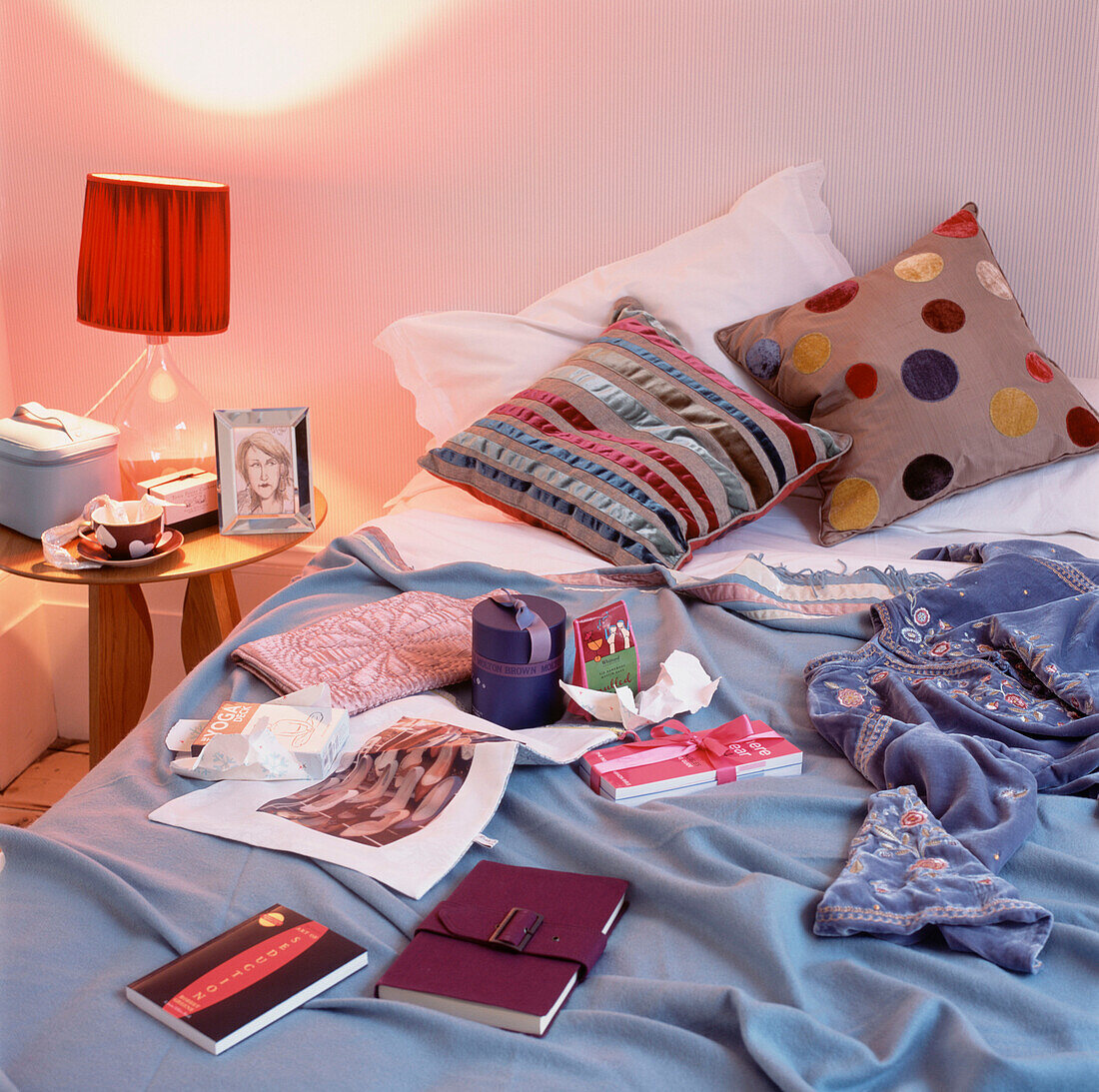 Schlafzimmer mit geöffneten Geschenken auf dem Bett