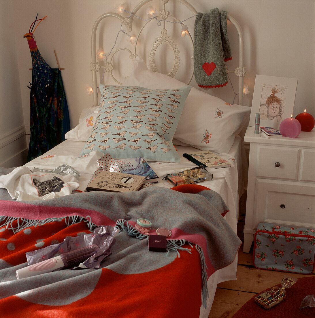 Jugendzimmer voller geöffneter Geschenke, die auf dem Bett ausgestellt sind