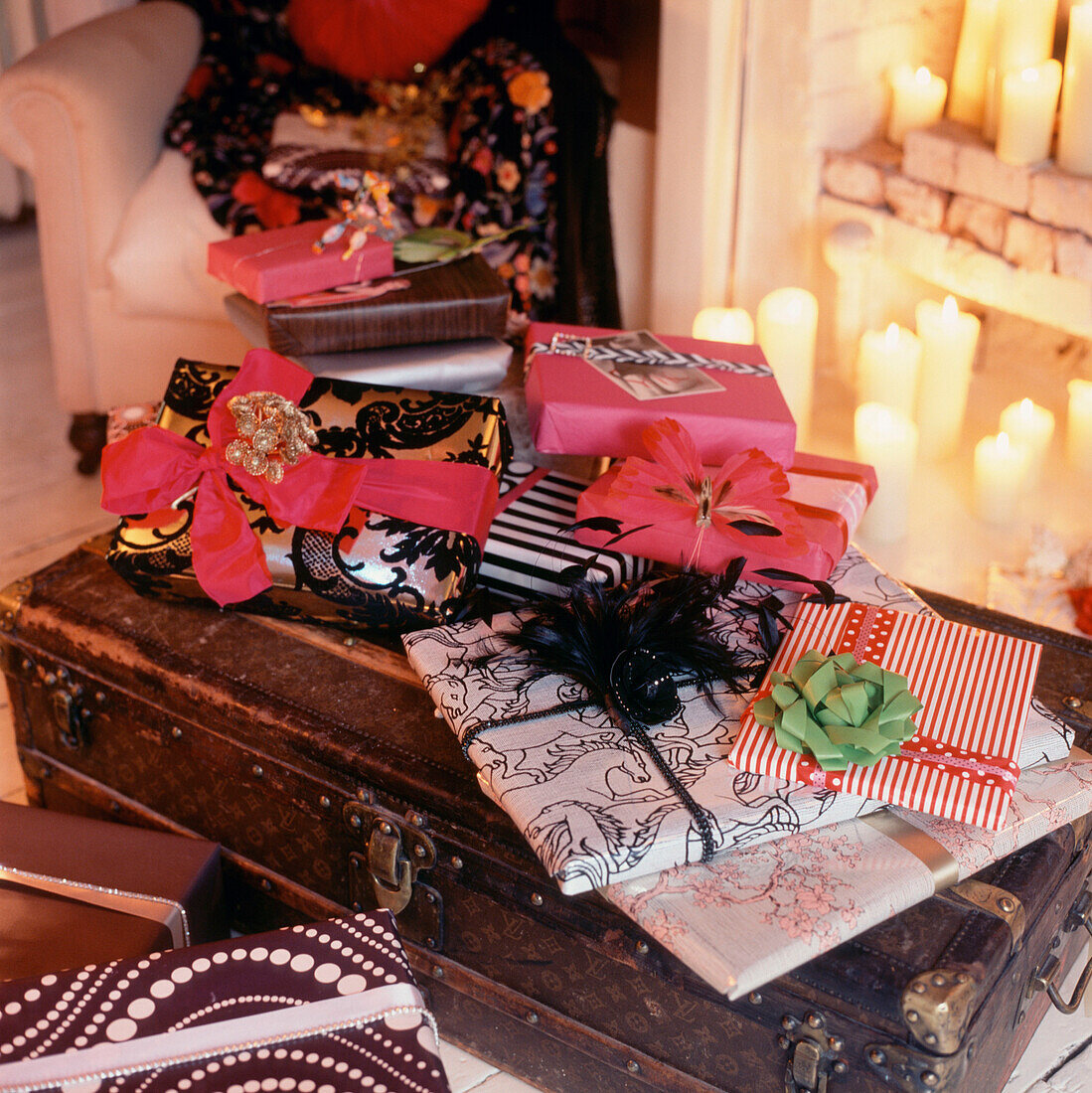Stapel bunt verpackter Weihnachtsgeschenke auf einem Wohnzimmertisch