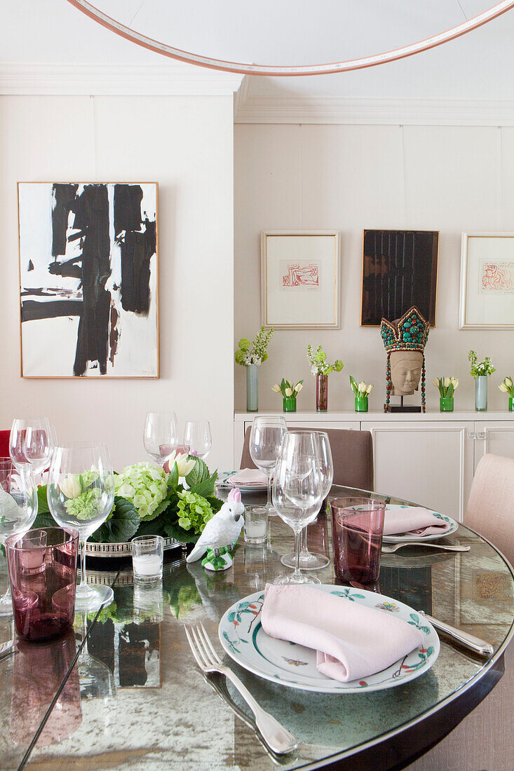 Verspiegelter Esstisch mit Gedeck und Gläsern in einem modernen Haus in London, England UK