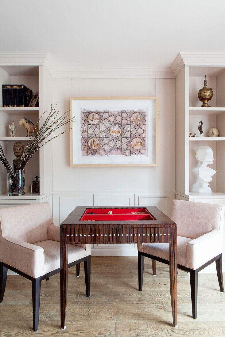 Ein Paar passender Stühle am Spieltisch in einem modernen Haus in London England UK