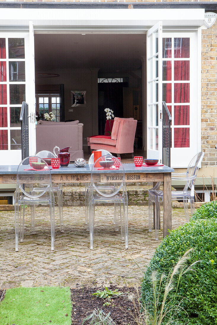 Plexiglas-Stühle am Tisch auf der Terrasse eines Londoner Hauses England UK