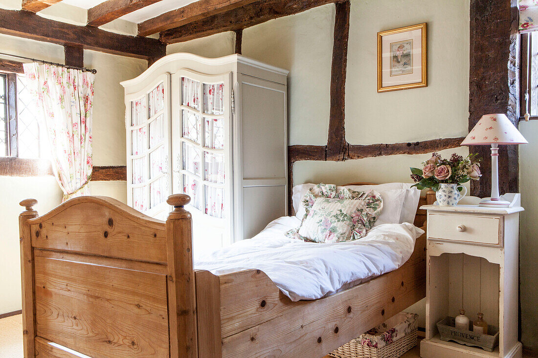 Einzelbett und Kleiderschrank aus Holz in einem Bauernhaus in Surrey, England, UK