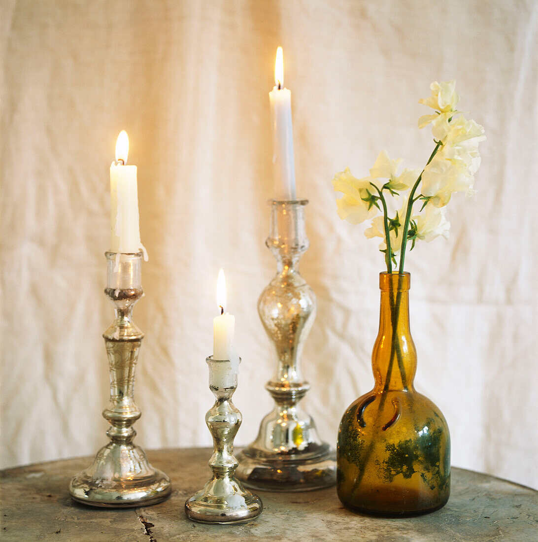 Tischplatte mit beleuchtetem Kerzenständer